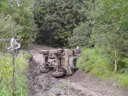 Startnummer  

Auch schon fast fertig : nur noch , den otor nachsehen,neue Motorelektronik,die gesamte Elektrik,Fahrwerk,Achsen,Reifen,Farbe,neue Sperren und Steckachen.div.gummis,Längslenker,hydraulische Lenkung und ein paar kleinigkeiten.  aber ansonsten schon fast Startklar